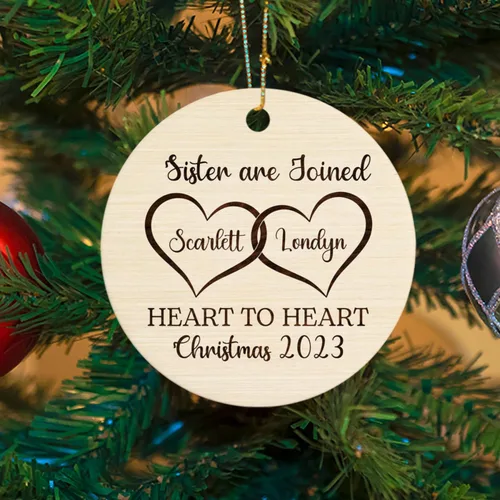 Vista 4 de Sister are Joined - Adorno de Navidad de corazón a corazón, adorno de Navidad personalizado con nombre de hermana, regalo para dos hermanas, adorno