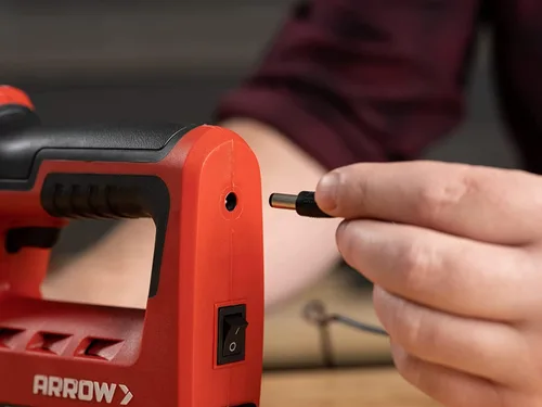 Vista 9 de Arrow ET501C - Pistola profesional inalámbrica 5 en 1 para grapas y clavos, grapadora de alambre y clavadora de clavos a batería para tapicería