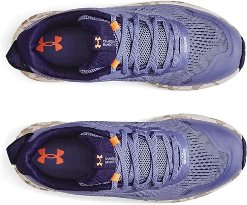 Vista 4 de Under Armour Charged - Tenis de correr para mujer