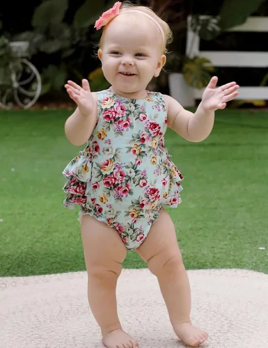 Vista 2 de Mameluco de verano con diseño floral y volantes para niña bebé, con diadema