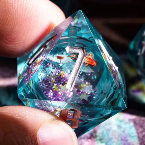 Vista 2 de Cusdie Juego de dados DND de 7 troqueles con bordes afilados, juego de dados poliédricos D&D con calcomanías Goldfish para juegos de rol DND TTRPG