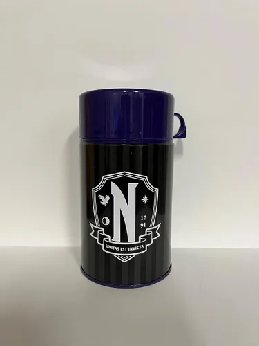 Vista 3 de Wednesday Nevermore Tin Titans presenta una lonchera exclusiva con contenedor para bebidas