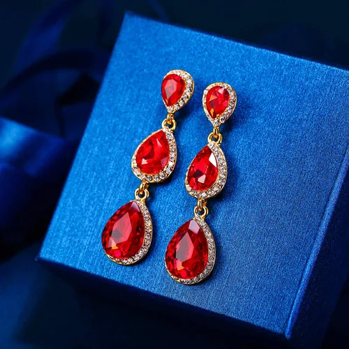 Vista 4 de EleQueen Aretes de cristal austriaco dorado con forma de lágrima de pera de 2.5 pulgadas de largo, color esmeralda, Cristal