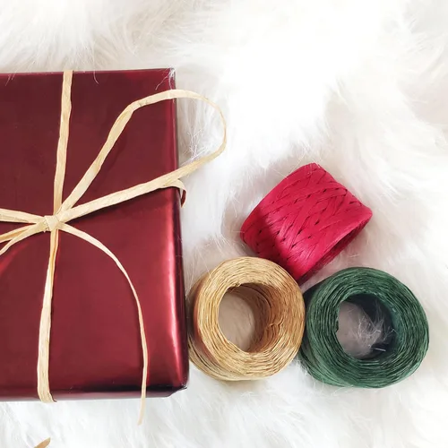Vista 4 de 3 Rollos de Cinta de Rafia Roja y Verde Kraft de 1/4" por 150 Metros, 50 Metros Cada Rollo, Cordel de Papel de Embalaje para Navidad