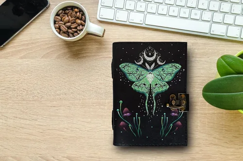 Vista 7 de AL HAZZA - Diario de cuero del libro de hechizos, diario de grimorio con motivo de luna y mariposa Morpho, cuaderno Wiccan vintage antiguo