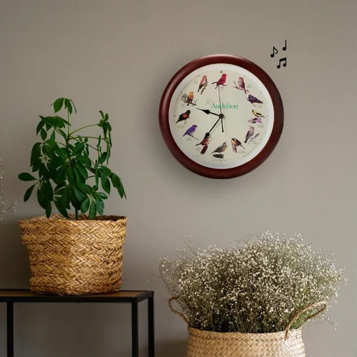 Vista 6 de Mark Feldstein, Audubon - Reloj de pared con diseño de pájaro cantante, 13 pulgadas, cereza prémium