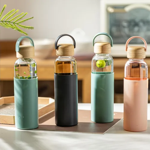 Vista 3 de Botella de agua de vidrio de borosilicato de 21 onzas con funda antideslizante y tapa a prueba de fugas - Botella de bebida reutilizable para 2