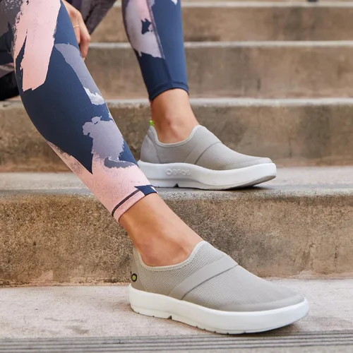 Vista 4 de OOFOS OOmg - Zapatos bajos para mujer, calzado de recuperación ligero, reduce el estrés en los pies, las articulaciones y la espalda, lavable a