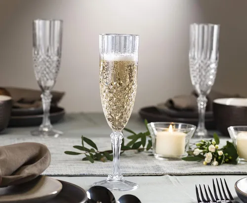 Vista 3 de Laura Stein Paquete de 4 vasos desechables estilo cristal con tallo Hard plastic looks like real glass; for weddings, toasts, catering & showers