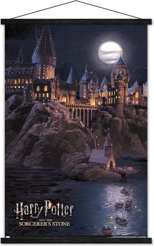 Vista 7 de Trends International Harry Potter y la piedra del hechicero - Póster de pared de Hogwarts por la noche, 22.37 x 34.00 pulgadas, impresión premium