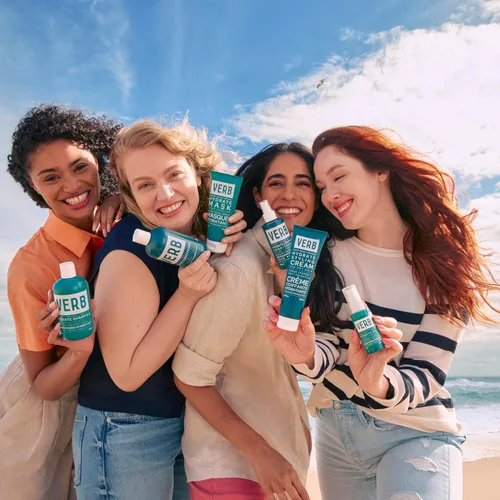 Vista 10 de VERB Hydrate Shampoo limpia el cabello seco y encrespado para reducir el encrespamiento y añadir humedad al cabello