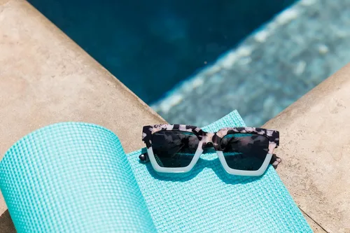 Vista 4 de Peepers by PeeperSpecs Women's Out of Office Sun Square Polarized, No Correction Sunglasses