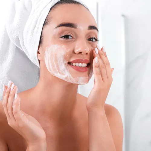 Vista 5 de Amazon Basics Limpiador facial espumoso con ceramidas y ácido hialurónico, suave lavado facial diario, no comedogénico, sin fragancia, 12 onzas
