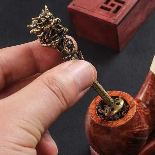 Vista 3 de Herramienta de manipulación de pipas de tabaco, Retro Pokers Dragón tallado, 6 agujeros, accesorios de limpieza de pipas Tom's Wheezes decoraciones