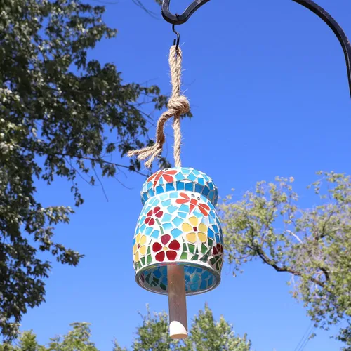 Vista 4 de Sunnydaze - Campana de viento de flores primaverales – Campana de viento de vidrio mosaico para el patio, terraza o porche, 7 pulgadas
