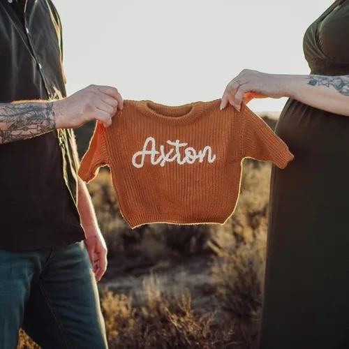 Vista 4 de Suéter de bebé personalizado con nombre tejido a mano y monograma, suéter recién nacido para niños pequeños, niñas, niños, baby shower, futura mamá