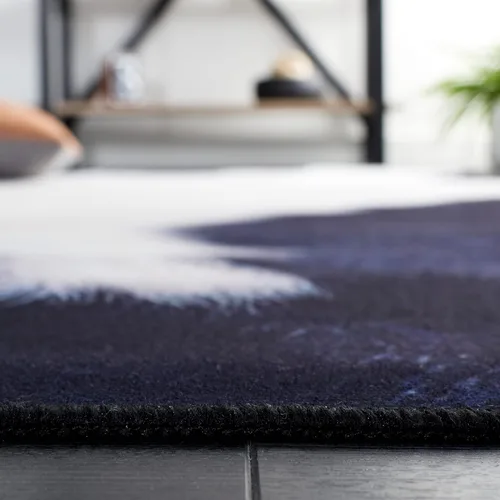 Vista 5 de SAFAVIEH Alfombra lavable de piel sintética, alfombra de pasillo de 2 pies 6 pulgadas x 6 pies, color marfil y azul oscuro, antideslizante