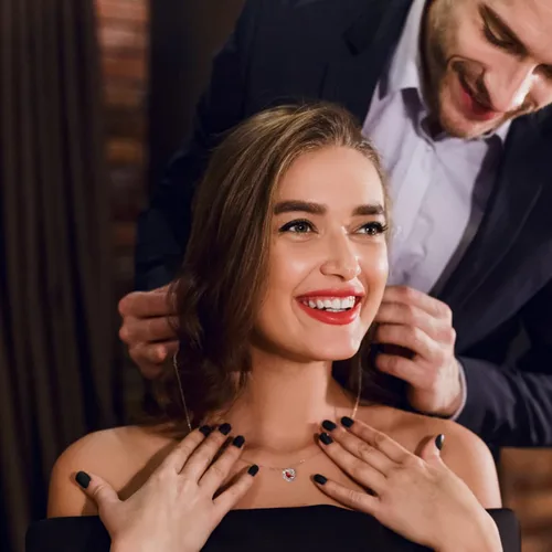 Vista 5 de ZYooch - Dije con la palabra Mom grabada para mujer collar de compromiso de diamantes de imitación joyas para regalar