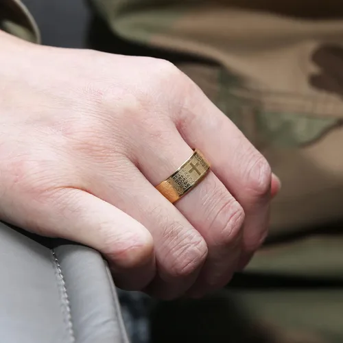 Vista 7 de Scddboy Anillo de boda pulido con versículo bíblico de 0.315in para hombre de acero inoxidable