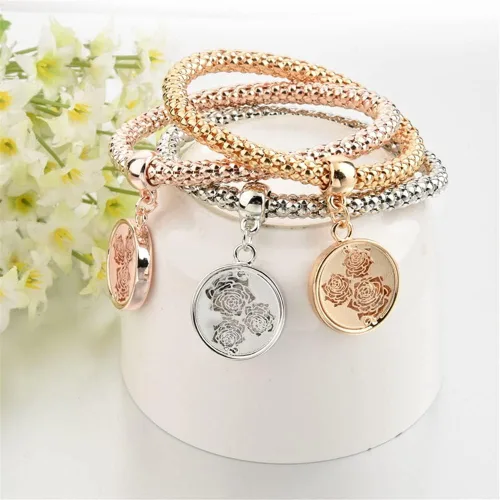Vista 5 de SILANER Pulseras multicapa con dijes de cristal, 3 pulseras de cadena de maíz de oroplataoro rosa para mujer, pulsera elástica en forma de corazón