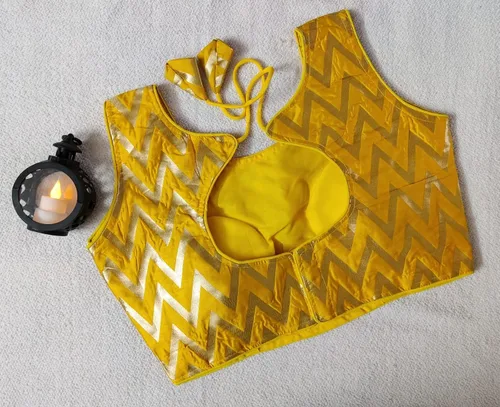 Vista 2 de Indian Hawker Banarasi - Blusa sin mangas con diseño de seda en zigzag dorada para mujer