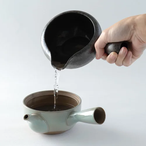 Vista 3 de KIMIKURA Hecho en Japón -Cuenco Matcha con boquilla y mango/Enfriador de agua Yuzamashi para té verde -Color gris oscuro Té japonés