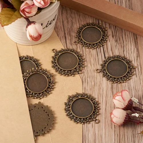 Vista 2 de KISSITTY 10 piezas de bronce antiguo colgante de flor cabujón tibetano plano redondo blanco camafeo bisel bandeja encantos, Bronce