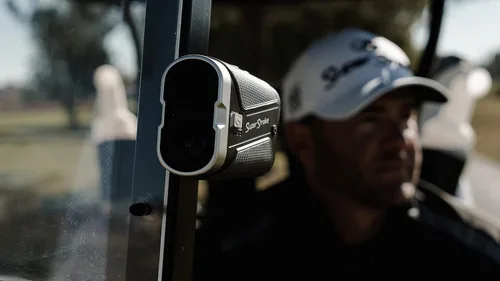 Vista 2 de SuperStroke Golf TXr-1000 - Telémetro láser de pendiente, recargable, rango de más de 1,000 yardas, aumento 7X, soporte magnético para carrito