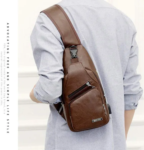 Vista 5 de ULemeili - Mochila bandolera de cuero con puerto de carga USB, para hombres y mujeres, bolsa cruzada de hombro para ciclismo, senderismo, ciclismo