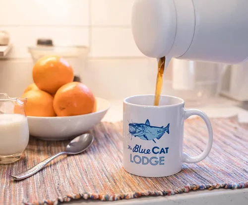 Vista 2 de Surreal Entertainment Exclusiva taza de café de cerámica blanca con logotipo de gato azul de Ozark, colección oficial de televisión, juego de cocina