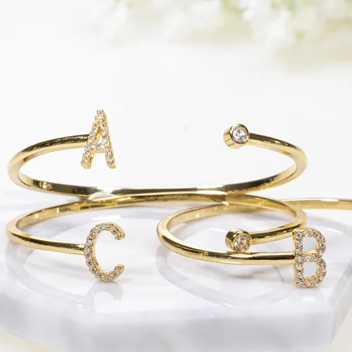 Vista 4 de Pulseras de oro para mujer Pulsera inicial de oro con dije de letra Pulseras chapadas en oro de 18 quilates para mujer Elegantes y delicadas