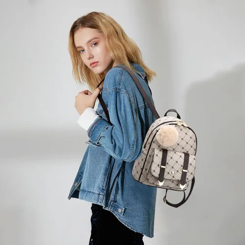 Vista 8 de I IHAYNER Mochila de moda para niñas, mini mochila para mujeres, adolescentes y niñas, monederos de piel sintética con pompón, bolsa de hombro Beige