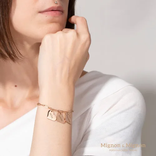 Vista 4 de MignonandMignon Pulsera de cadena de clip personalizada para ella, pulsera con colgante de corazón grabado personalizado, joyería con encanto