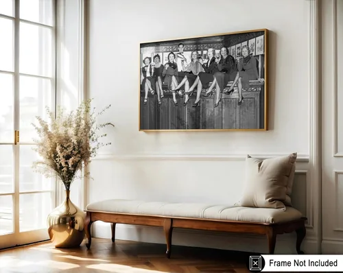 Vista 3 de Poster Master Póster de Mujeres Sentadas en una Barra de Bar - Impresión de Bebiendo Vino - Arte de Alcohol - Regalo para Hombres, Mujeres