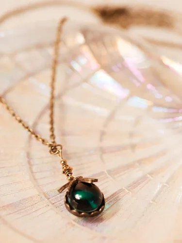Vista 4 de MINACHI Collar vintage medio esférico verde creado con piedra preciosa de libélula de cristal esmeralda para mujer