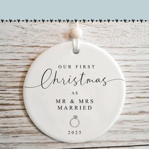 Vista 7 de Adorno de Navidad con texto en inglés "Our First Christmas Just Married", regalo de boda único para recién casados, adorno de Navidad de Mr & Mrs