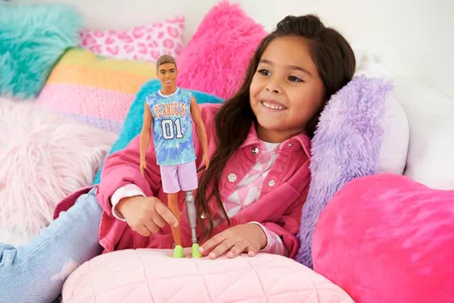 Vista 2 de Barbie Fashionistas Muñeco Ken #212 con pierna protésica usando jersey removible de Los Ángeles, pantalones cortos morados y zapatillas deportivas