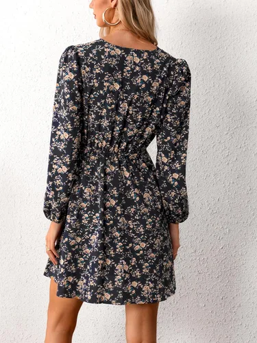 Vista 2 de CUPSHE Mini vestido floral con volantes, manga campesina, vestido de otoño, casual, vacaciones Negro