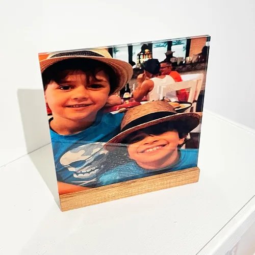 Vista 2 de Artblox Impresiones fotográficas personalizadas en vidrio acrílico y soporte de madera de teca (6 x 6 pulgadas) Convierte las fotos