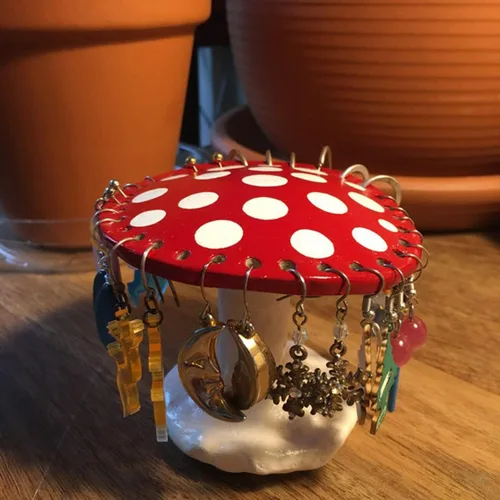 Vista 3 de Organizador de aretes de hongos, torre de joyería de hongos, soporte decorativo estético, regalo de hongos para mujeres, adolescentes y niñas
