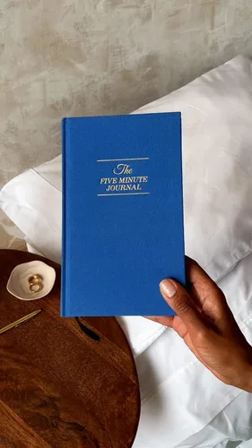 Vista 5 de The Five Minute Journal, diario original de gratitud 2023, diario de reflexión y manifestación para atención plena, diario sin fecha con lámina