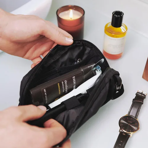 Vista 8 de WANDRD Neceser grande, organizador de maquillaje y bolsa de viaje para artículos esenciales de viaje