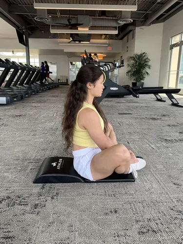 Vista 6 de Tapete para abdominales y ejercicios Athlos Fitness con protector para espalda baja, buen ejercicio para abdominales para un rango completo