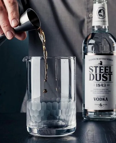 Vista 2 de The Hive - Vaso mezclador de cóctel - Jarra mezcladora de barra martillada de panal - Sin costuras y hecha a mano de cristal de cristal, 18.6 fl oz