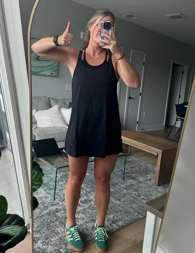 Vista 5 de Zhiyouni Minivestido de verano sin mangas para mujer, cuello en V, tirantes delgados, atlético, pantalones cortos integrados