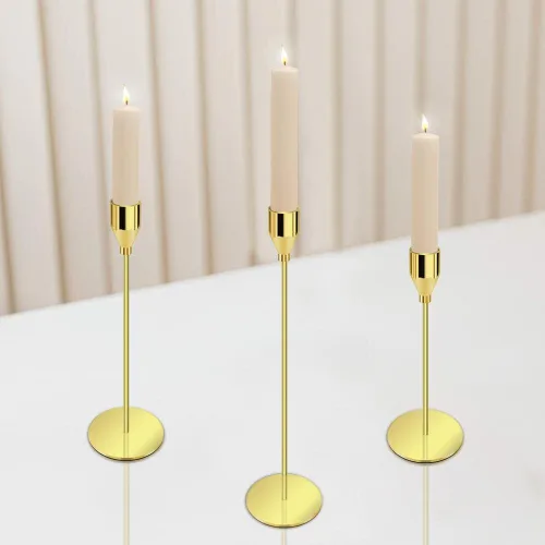 Vista 4 de Juego de 3 candelabros dorados para velas LED de 3/4 pulgadas de grosor y velas LED altas, portavelas cónico decorativo para bodas, cenas, fiestas