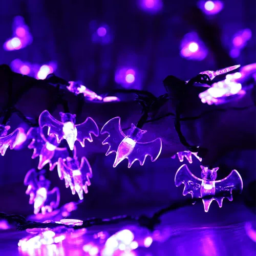 Vista 5 de RECESKY Guirnalda de 70 luces LED de murciélagos – Cadena de luces moradas de Halloween de 22.6 pies con temporizador automático, extensible, 8