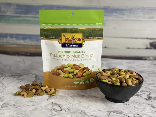 Vista 2 de Setton Farms Bolsa de mezcla de nueces de pistacho con almendras, pistachos y anacardos, bolsa resellable de 8 onzas
