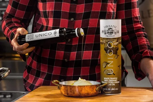 Vista 3 de Urbani Truffles- Aceite de oliva extravirgen de trufa blanca italiana 100 % fabricado en Italia sin una gota de productos químicos y con trozos