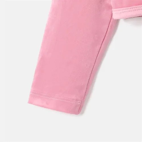 Vista 4 de Disney Conjunto de vestido y cárdigan para niñas, 2 piezas, vestido sin mangas con estampado de niña pequeña y cárdigan de manga larga